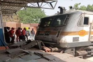सहारनपुर रेलवे स्टेशन पर टला बड़ा हादसा, तेज रफ्तार पैसेंजर ट्रेन का इंजन प्लेटफार्म से टकराया