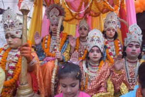  बरेली: हरि सत्संग मंदिर की शोभायात्रा में उमड़ी श्रद्धालुओं की भीड़