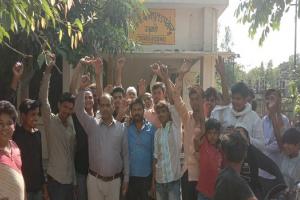 अमरोहा : नई बस्ती के वासियों ने किया बिजली घर पर धरना प्रदर्शन, विभाग के खिलाफ की जोरदार नारेबाजी