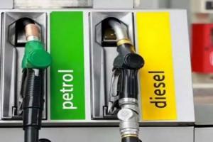 लखीमपुर-खीरी: डीजल-पेट्रोल की कीमतों ने बढ़ा दी लोगों की परेशानी