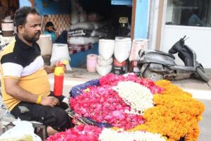बरेली: नवरात्र में गुलाब के फूल पर भी बढ़ गए दाम