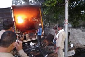 बरेली: प्रेमनगर में खड़े ट्रक में लगी आग, लाखों का इलेक्ट्रॉनिक माल खाक