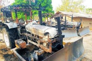 छत्तीसगढ़: बीजापुर जिले में नक्सली हमला, रेत खदान में खड़े 8 वाहनों को किया आग के हवाले,