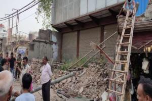 दिल्ली के केशवपुरम इलाके में ढही दीवार, दो लोगों की मौत