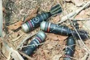 छत्तीसगढ़:  खेत में चार पैरा बम मिलने से हड़कंप,बम निरोधक दस्ते ने किया पैरा बमों को नष्ट