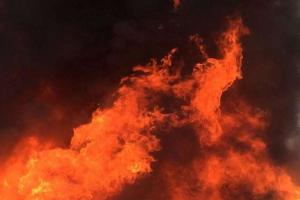 इटावा: आगरा-लखनऊ एक्सप्रेस वे पर कार बनी आग का गोला, पौधों को पानी डालने वाले टैंकर ने बुझाई आग