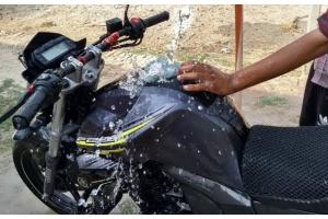 सावधान: अगर आप भी करते हैं घर पर बाइक की धुलाई, तो जानें यह तरीका वरना होगा भारी नुकसान