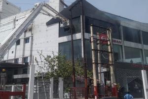 लखनऊ: कार शोरूम में लगी आग, पांचवी मंजिल पर फंसे लोगों को फायर विभाग की टीम ने बचाया