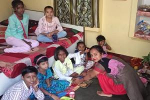 मुरादाबाद : दुर्गा अष्टमी पर लोगों ने घरों और मंदिरों में किया कन्या पूजन, मांगी सुख-समृद्धि