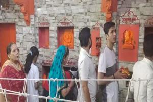वाराणसी: मां बागेश्वरी देवी के मंदिर में उमड़ी श्रद्धालुओं की भीड़, लगे जयकारे