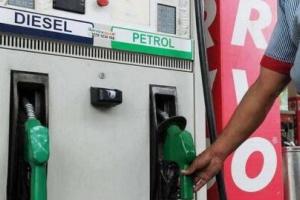 पेट्रोल-डीजल की कीमतों में आज फिर इजाफा, जानें क्या हैं आज की कीमतें