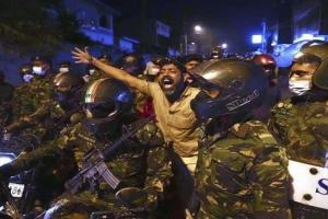 Sri Lanka Crisis: श्रीलंका की पुलिस ने विरोध प्रदर्शन स्थल से ट्रकों को हटाया, कार्रवाई की आशंका टली