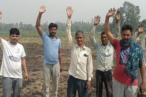 अमरोहा: विद्युत आपूर्ति न मिलने के विरोध में किसान ने गन्ने के खेतों में लगाई आग, 14 बीघा फसल जलकर राख
