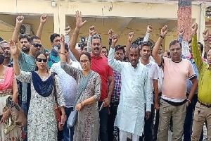 मुरादाबाद : डीपीएस स्कूल प्रबंधन के खिलाफ कार्रवाई करने की उठाई मांग, डीएम को सौंपा ज्ञापन
