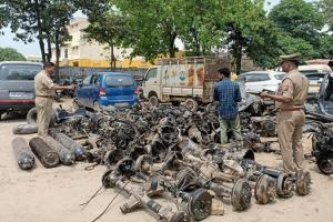 मुरादाबाद : एसओजी और पुलिस ने पकड़ा चोरी के वाहनों का जखीरा, पांच लोगों को लिया हिरासत में