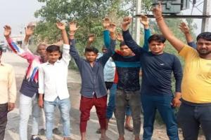 अमरोहा : ट्रांसफार्मर बदलने की मांग को लेकर ग्रामीणों ने किया प्रदर्शन