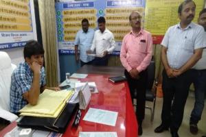 गोरखपुर: डीएम व सीडीओ ने किया बीएसए कार्यालय और विकास भवन का औचक निरीक्षण, 102 कर्मचारी मिले अनुपस्थित