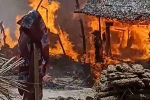 अयोध्या: अज्ञात कारणों से लगी आग, एक दर्जन घर जलकर हुए राख 