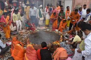 अयोध्या: चैत्र नवरात्रि की अष्टमी पर मंदिरों में हवन-पूजन के लिए उमड़ी भक्तों की भीड़