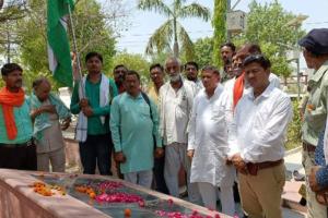 फतेहपुर: पूर्व मंत्री और क्षेत्रीय विधायक ने अमर शहीदों को अर्पित किये श्रद्धा सुमन