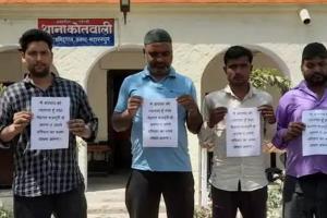 सहारनपुर: चार हिस्ट्रीशीटर बदमाश भविष्य में अपराध ना करने की तख्ती लेकर पहुंचे थाने