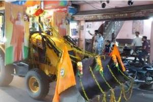 इटावा: नवरात्रि पर निकाली गई शोभायात्रा में बुलडोजर बना आकर्षण का केंद्र