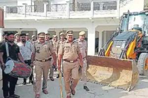 सहारनपुर: 24 घंटे में सरेंडर करो, ”बाबा का बुलडोजर” लेकर गैंगरेप के आरोपियों के घर पहुंची पुलिस