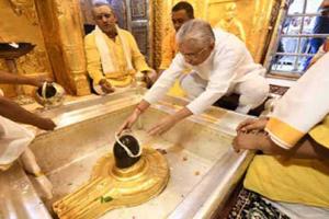 वाराणसी: मॉरीशस के प्रधानमंत्री ने काशी विश्वनाथ मंदिर में किया दर्शन-पूजन