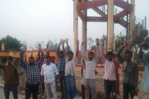 बहराइच: पानी की टंकी बनी शो पीस, तीन माह से नहीं आ रहा पानी, नाराज ग्रामीणों ने किया प्रदर्शन