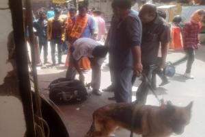 अयोध्या: हनुमानगढ़ी के पास दुकान में लावारिस बैग मिलने से हड़कंप, जांच के बाद पुलिस ने ली राहत की सांस