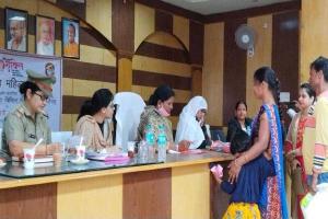 बाराबंकी: राज्य महिला आयोग की सदस्य ने जिला पंचायत सभागार में सुनी महिलाओं की समस्याएं