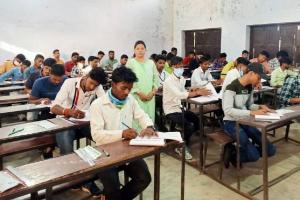 बहराइच: जिले के 44 डिग्री कॉलेज में शुरू हुई वार्षिक परीक्षाएं, सुबह की पाली में स्नातक तृतीय और द्वितीय पाली में सेकेंड वर्ष के छात्र हुए शामिल