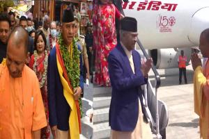 वाराणसी पहुंचे नेपाल के पीएम देउबा, पत्नी के साथ किया श्री काशी विश्वनाथ के दर्शन पूजन