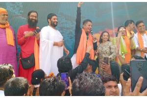 अयोध्या: हनुमान जयंती पर हनुमानगढ़ी में जमकर थिरके सुखविंदर सिंह, भक्ति भाव से नाचने लगे भक्त