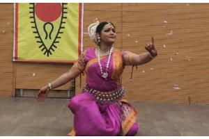 अयोध्या: अवध विवि में ओडिसी की नृत्यांगना ने नृत्य कर दर्शकों का मोहा मन