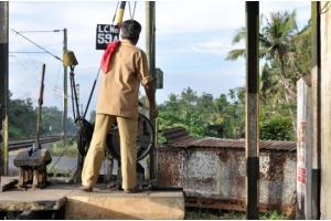 अयोध्या: क्रॉसिंग पर खुले फाटक से ट्रेन गुजरने के मामले में गेटमैन निलंबित