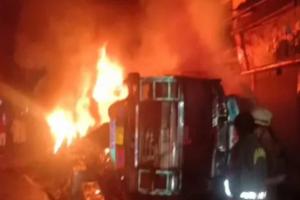 बुलंदशहर: तेज रफ्तार ट्रक पलटने से घरों और दुकानों में लगी आग, करोड़ों का हुआ नुकसान