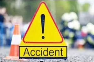 आजमगढ़: अनियंत्रित ट्रक ने मारी दो आटो को टक्कर, चालक संग सवारी घायल
