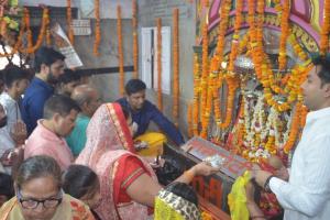 अयोध्या: कलश स्थापना के साथ नवरात्र की हुई शुरुआत, मंदिरों में उमड़ी भीड़