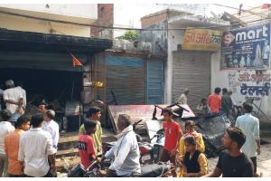 गोरखपुर: गोला में शार्ट सर्किट से लगी दुकानों में आग,लपटों में जला बच्चा समेत आवास