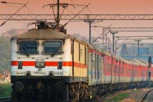 बरेली: चलती ट्रेन से दो नेपाली युवकों को दिया धक्का अस्पताल में भर्ती