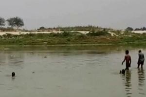 बाराबंकी: पुल से नदी में गिरा युवक सकुशल निकाला गया बाहर, अस्पताल में भर्ती