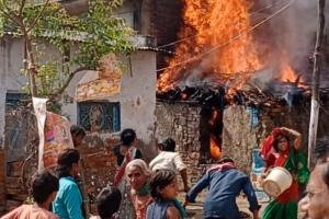 बहराइच: फूस के मकान में लगी आग, हजारों की गृहस्थी हुई जलकर राख