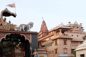 मथुरा: गोरखनाथ मंदिर की घटना के बाद श्रीकृष्ण जन्मस्थान और ईदगाह की सुरक्षा को लेकर आईजी ने किया मुआयना