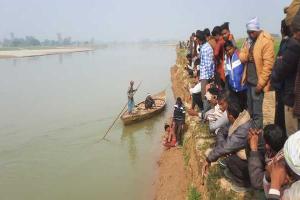 बलिया: सरयू नदी में नाव पलटने से 14 लोग डूबे, गोताखोरों ने 13 को बचाया, एक लापता