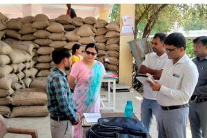 हरदोई: एडीएम ने गेहूं खरीद केंद्र का किया निरीक्षण,सफाई व्यवस्था सही न होने पर अधिशासी अधिकारी का वेतन रोका