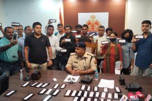 मुरादाबाद : चोरी हुए दस लाख रुपये के मोबाइल फोन बरामद, पीड़ितों के चेहरे खिले