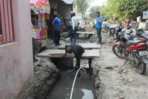 बरेली: डाकखाने के पास लीकेज सीवर से गुजर रही लाइन से पानी पी रहे लोग