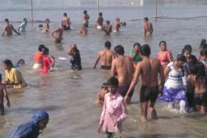 बरेली: 24 घंटे के बाद घटनास्थल से तीन किमी दूर मिला गंगा स्नान के वक्त डूबे अभिनव का शव