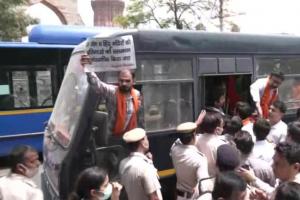 हिंदू संगठनों से जुड़े लोगों ने कुतुब मीनार के बाहर किया हनुमान चालीसा का पाठ, पुलिस ने हिरासत में लिया